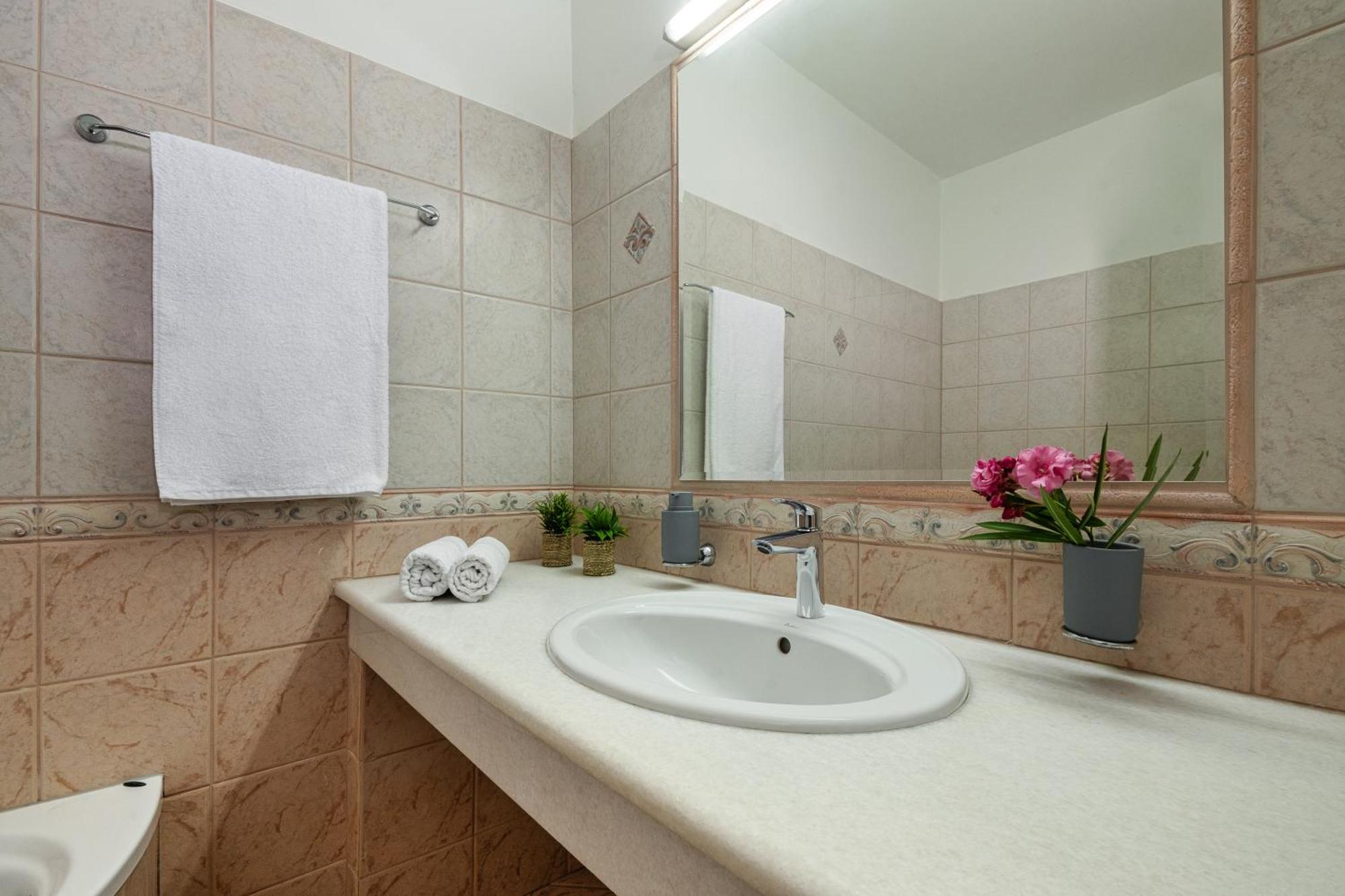 Villa Mariani II - In Lothiarika, Newly Renovated June 2024, Private Pool, Lindos 10 Min, Beach 120M Lardos Exteriör bild